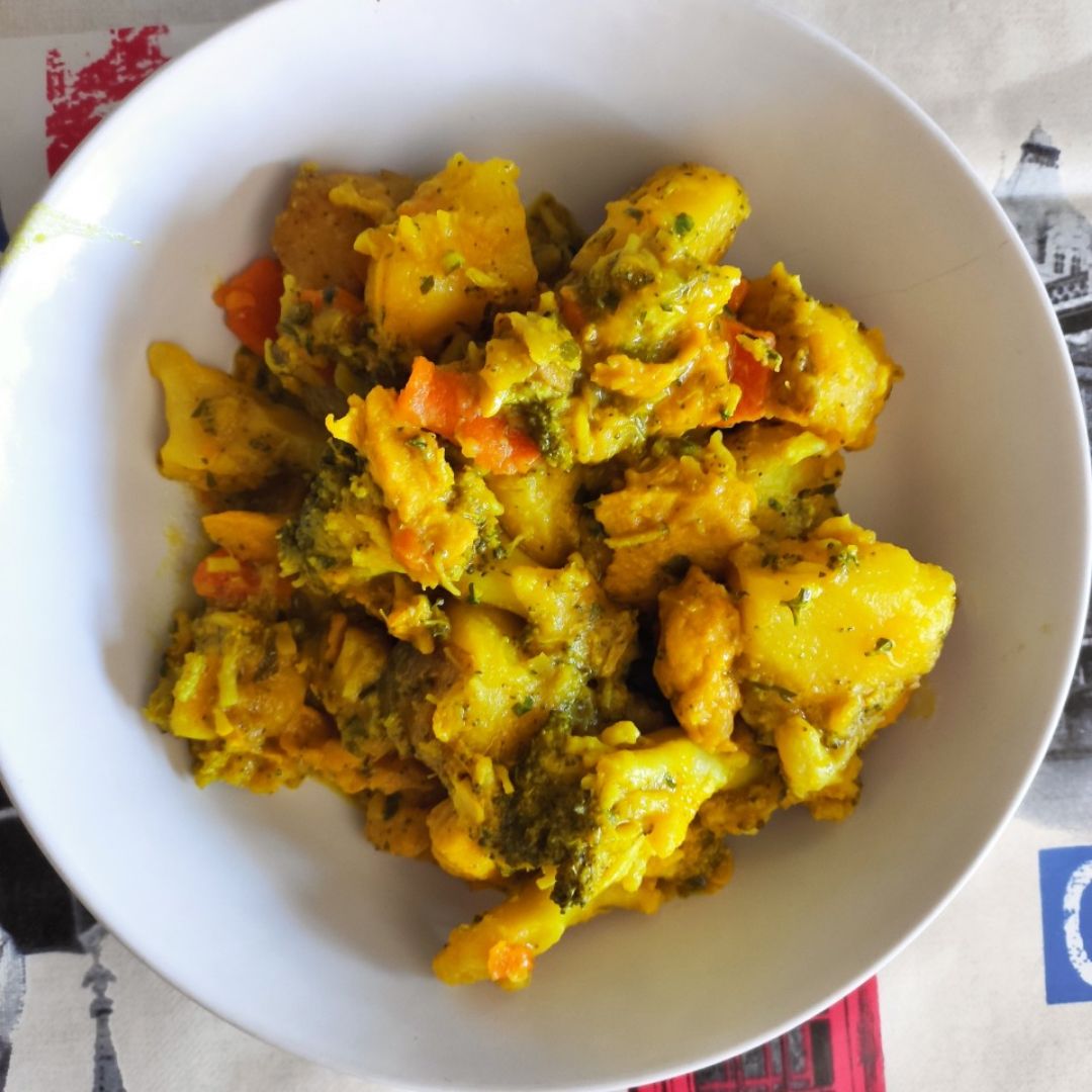 Salteado de heura, brócoli y patata a la cúrcuma Salteado de heura, brócoli y patata a la cúrcuma