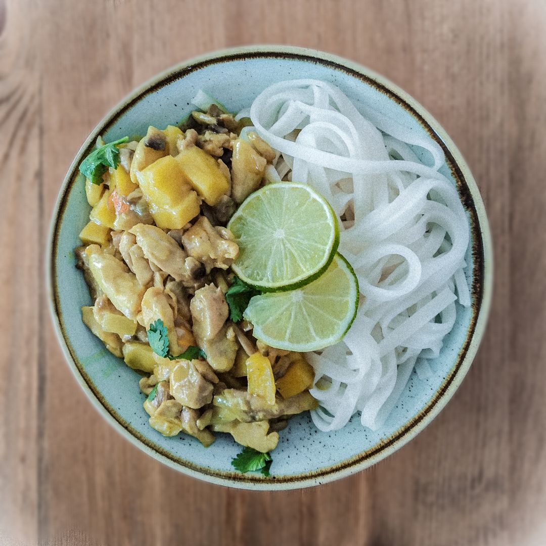 Pollo Thai del chef Bosquet con tallarines de arroz Pollo Thai del chef Bosquet con tallarines de arroz