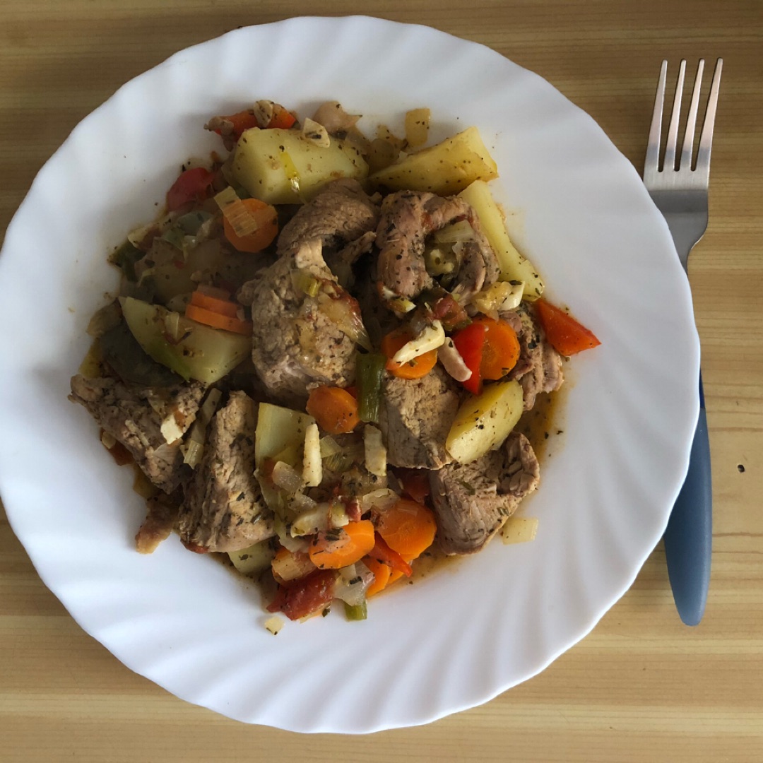 Solomillo de cerdo con verduras, patata y especias