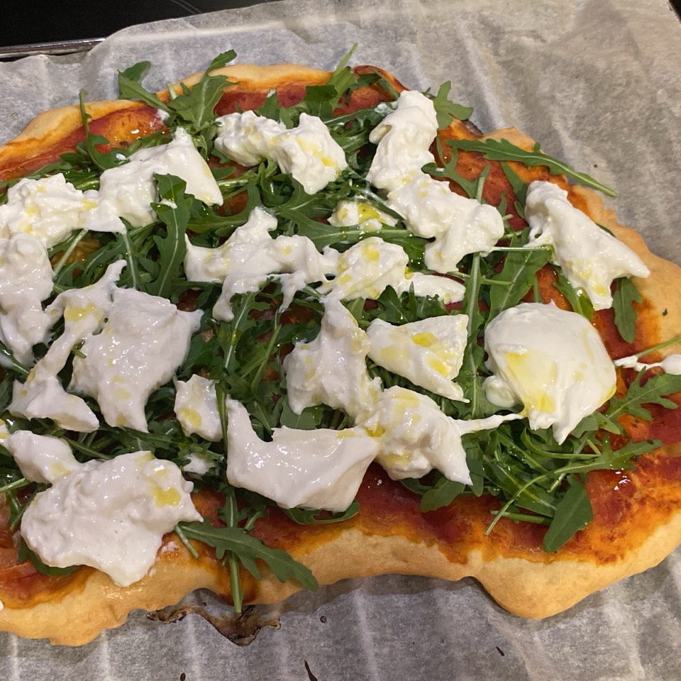 Pizza de rúcula y burrata Pizza de rúcula y burrata