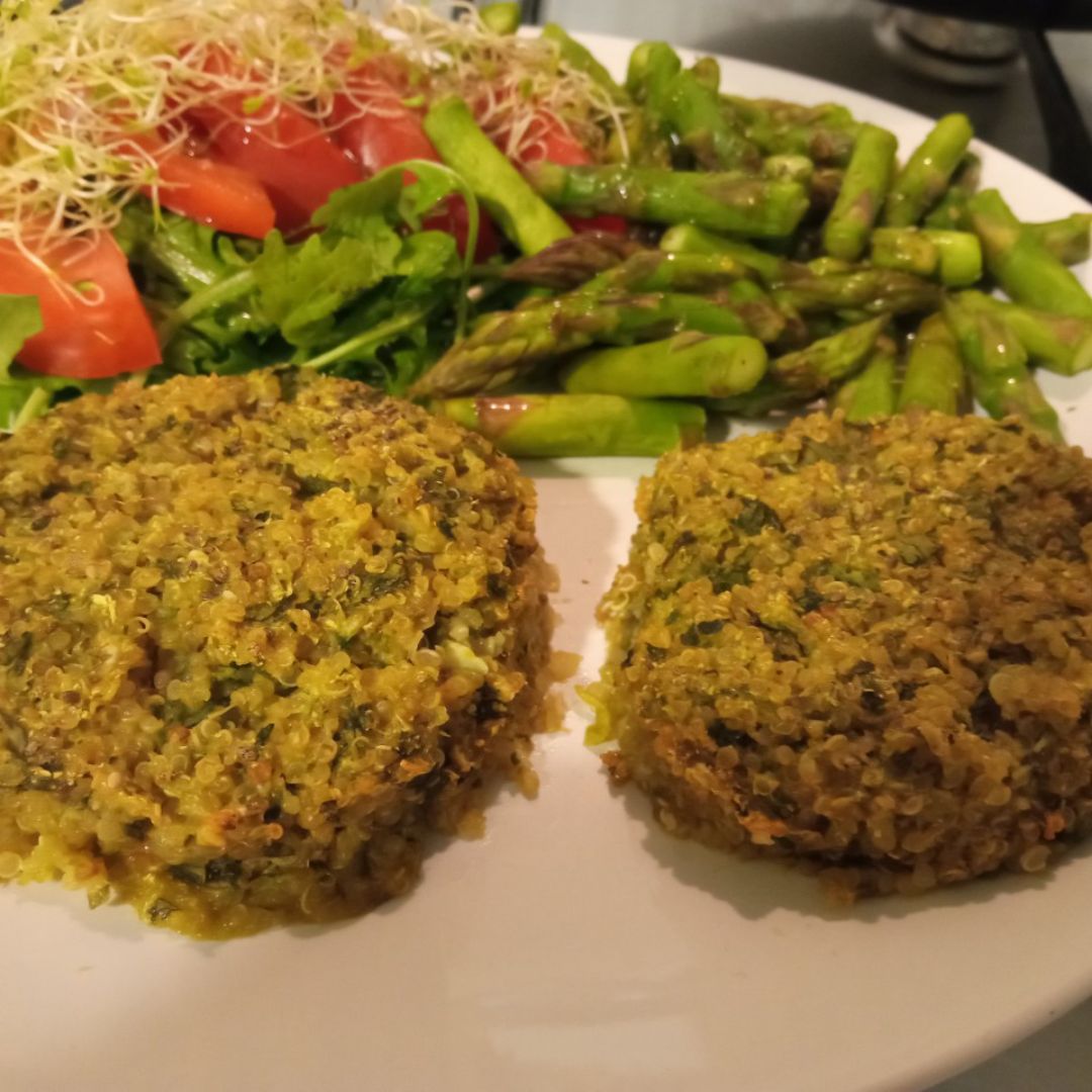 Hamburguesas de quinoa, espinacas y calabacín (sin huevo) Hamburguesas de quinoa, espinacas y calabacín (sin huevo)