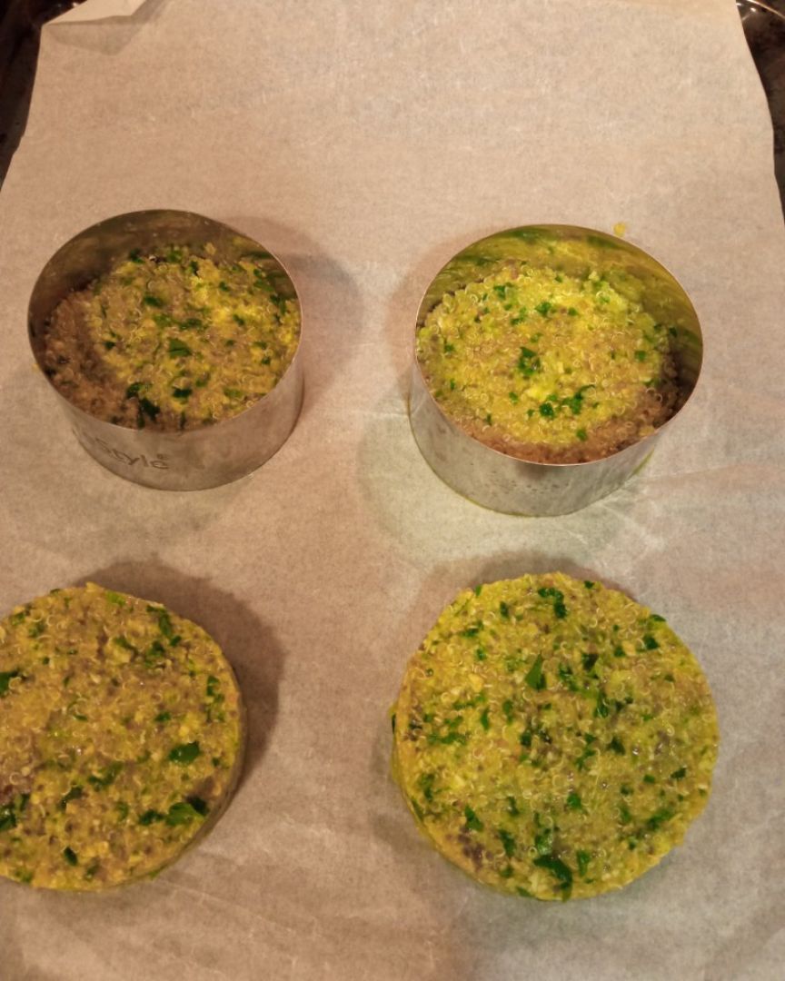 Hamburguesas de quinoa, espinacas y calabacín (sin huevo) Paso 4 Hamburguesas de quinoa, espinacas y calabacín (sin huevo) Paso 4