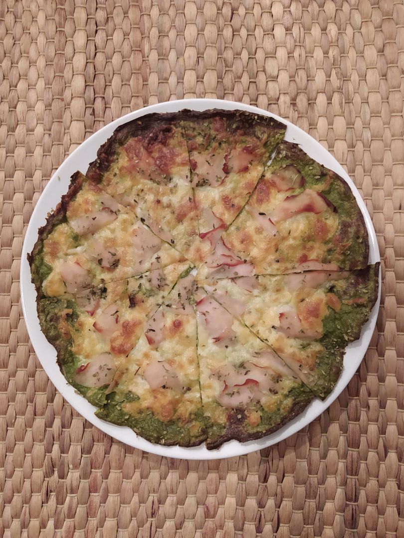 Pizza con base de brócoli, queso rayado y huevo. Pizza con base de brócoli, queso rayado y huevo.