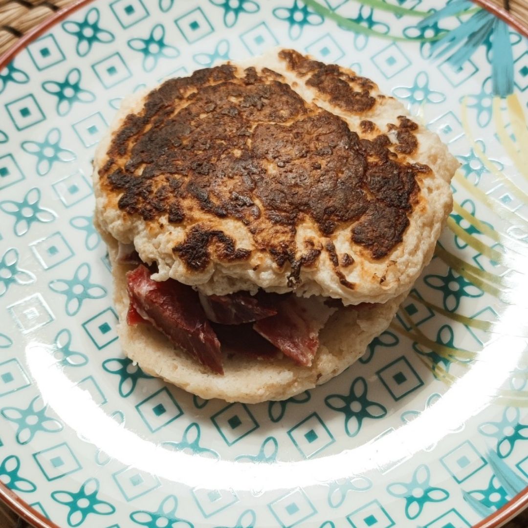 Mollete proteico en sartén con jamón ibérico