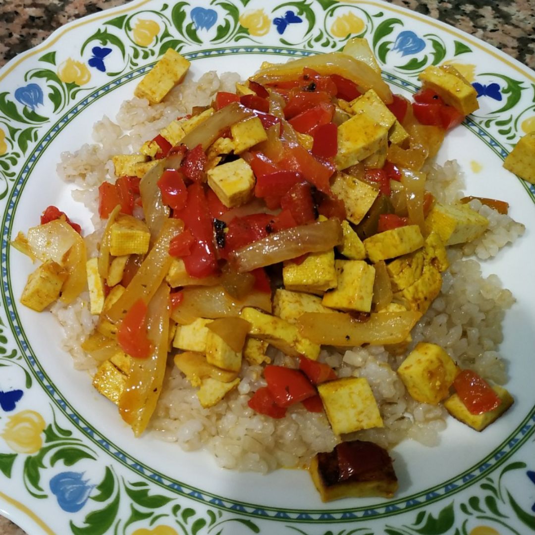 Tofu marinado con curry, verduritas y arroz integral Tofu marinado con curry, verduritas y arroz integral