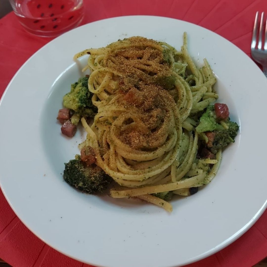 Pasta con brocoli y pan rayado tostado Pasta con brocoli y pan rayado tostado