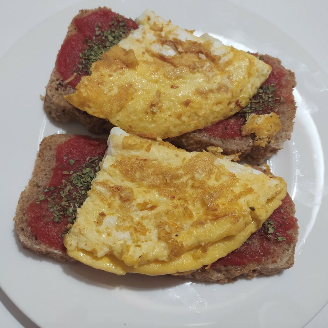 Tostadas con tomate y tortilla francesa Tostadas con tomate y tortilla francesa