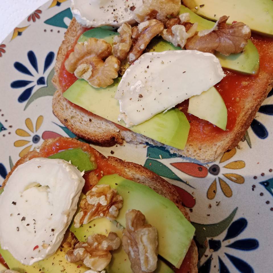 Tostadas integrales con aguacate y queso cabra