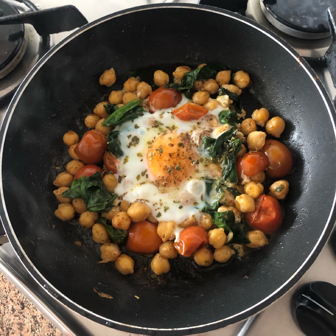 Garbanzos con espinacas, tomate y huevoStep 0