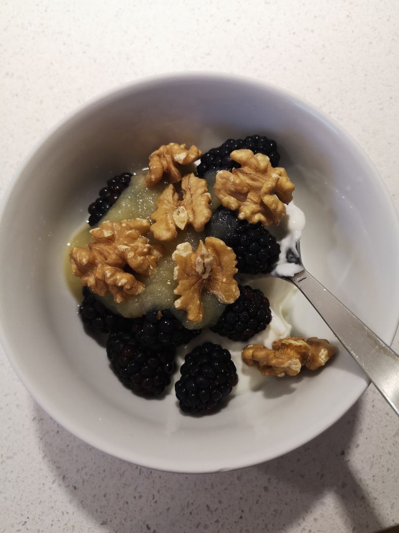 Yogurt con compota de manzana y moras Yogurt con compota de manzana y moras