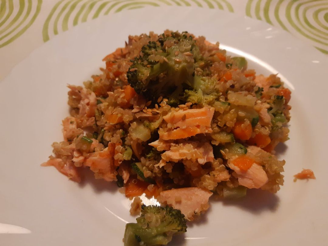 Quinoa con verduras salteadas, salmón y salsa de soja Quinoa con verduras salteadas, salmón y salsa de soja