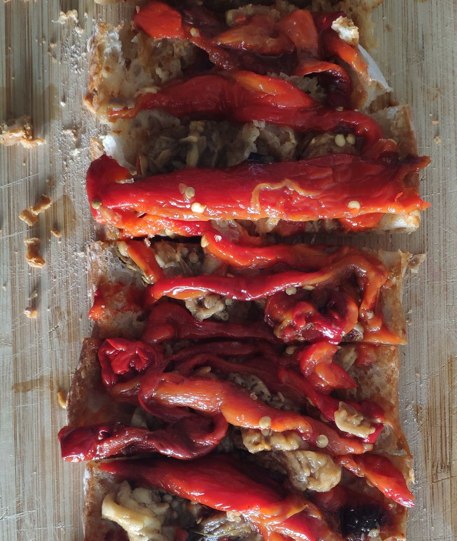 Pan de coca de pimientos rojos y berenjena Pan de coca de pimientos rojos y berenjena