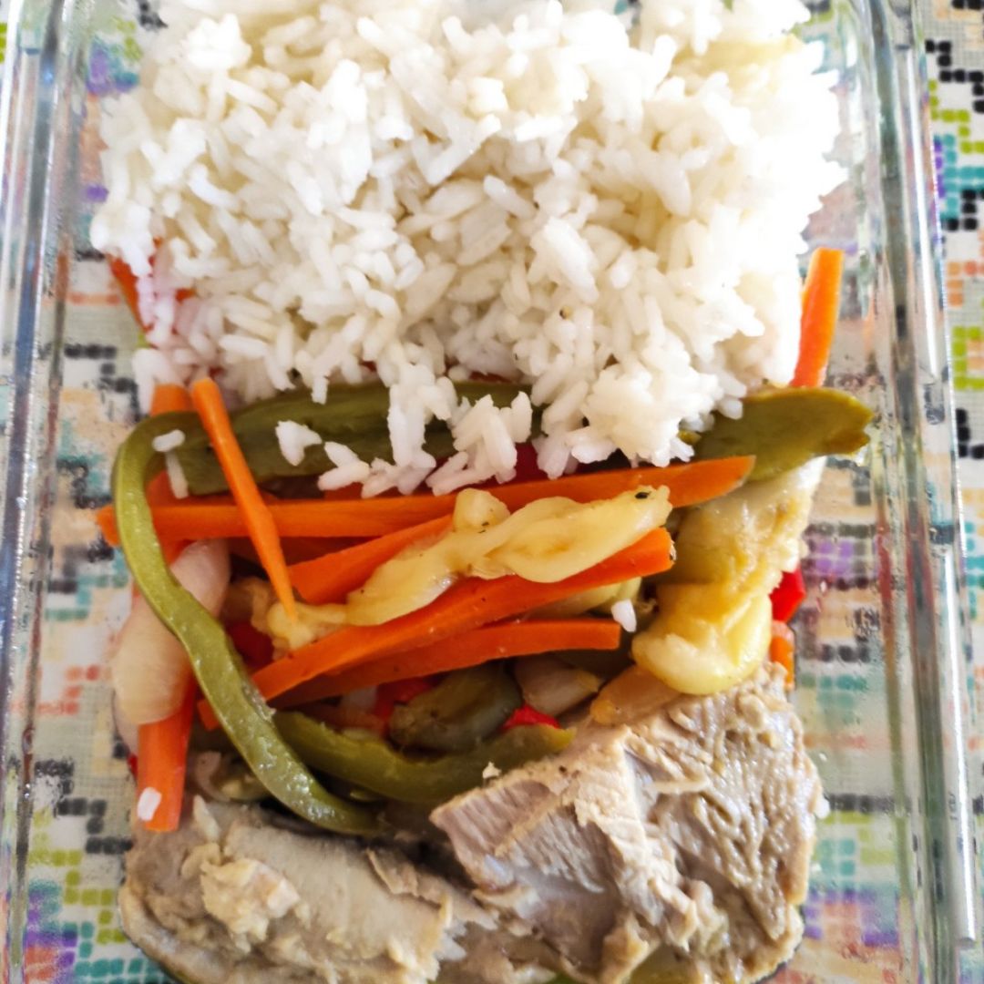 Lomo de atún con verduras al horno y arroz Lomo de atún con verduras al horno y arroz
