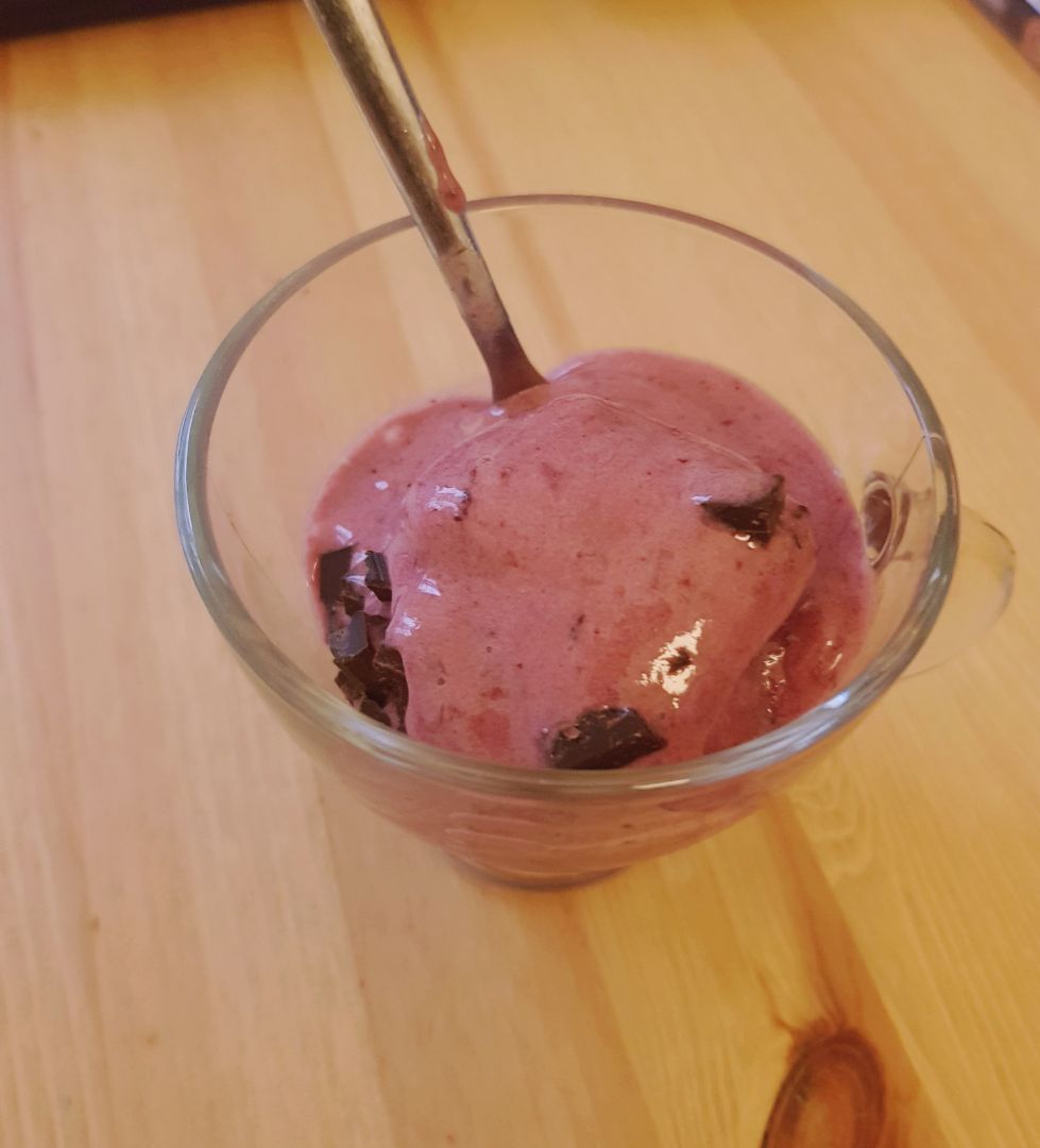 Helado de platano y frutos rojos. Helado de platano y frutos rojos.