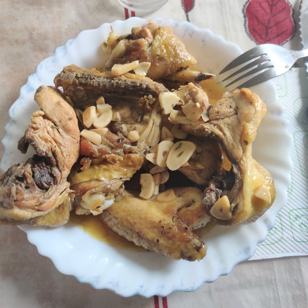 Pollo al ajillo.