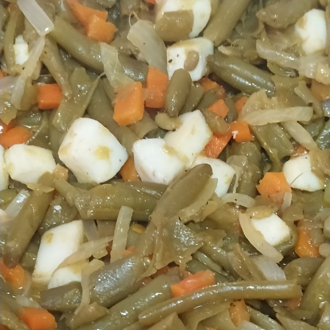 Judia verde con pota, cebolla y zanahoria Judia verde con pota, cebolla y zanahoria