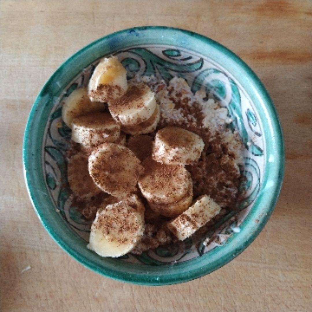 Yogur con cereales plátano y canela