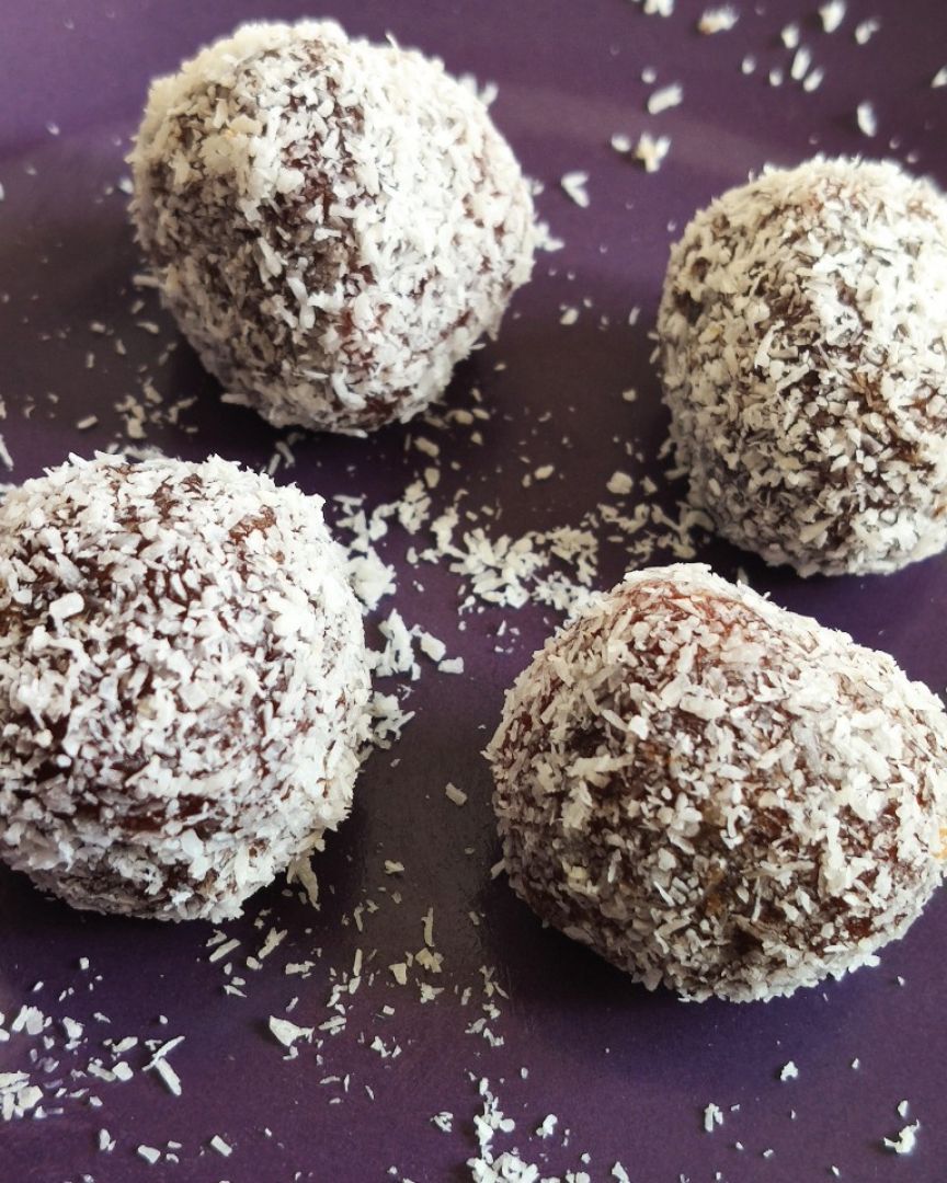 Bolitas de dátil y coco Bolitas de dátil y coco