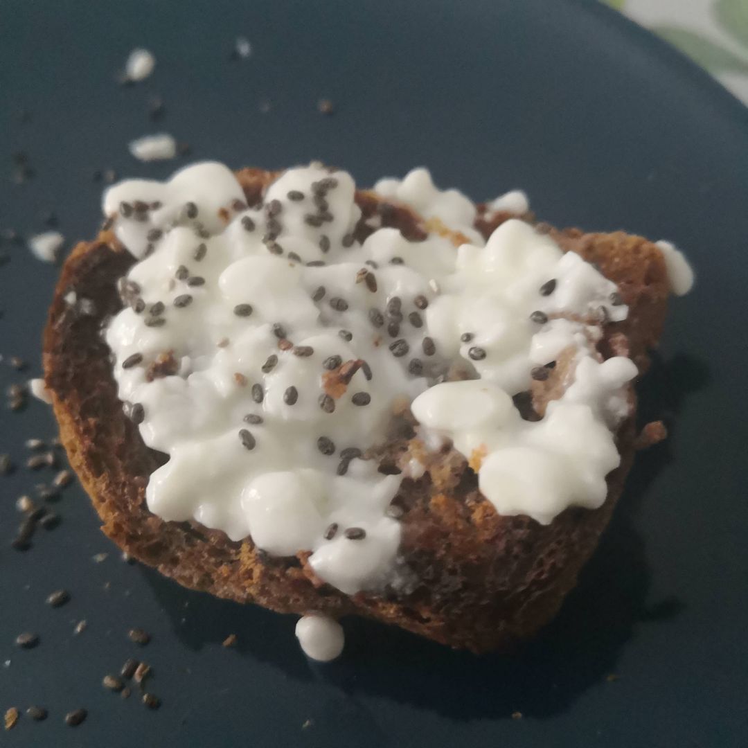 Tostada integral con queso cotagge