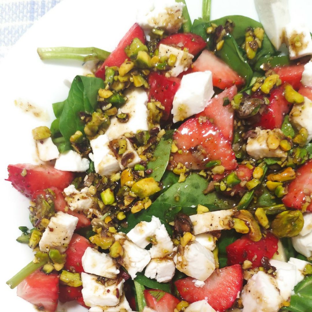 ensalada de fresas y queso fresco. ensalada de fresas y queso fresco.