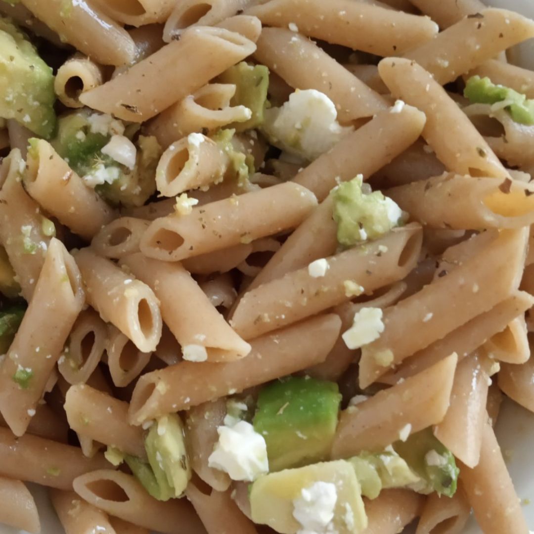 Macarrones con aguacate y queso fresco. Macarrones con aguacate y queso fresco.