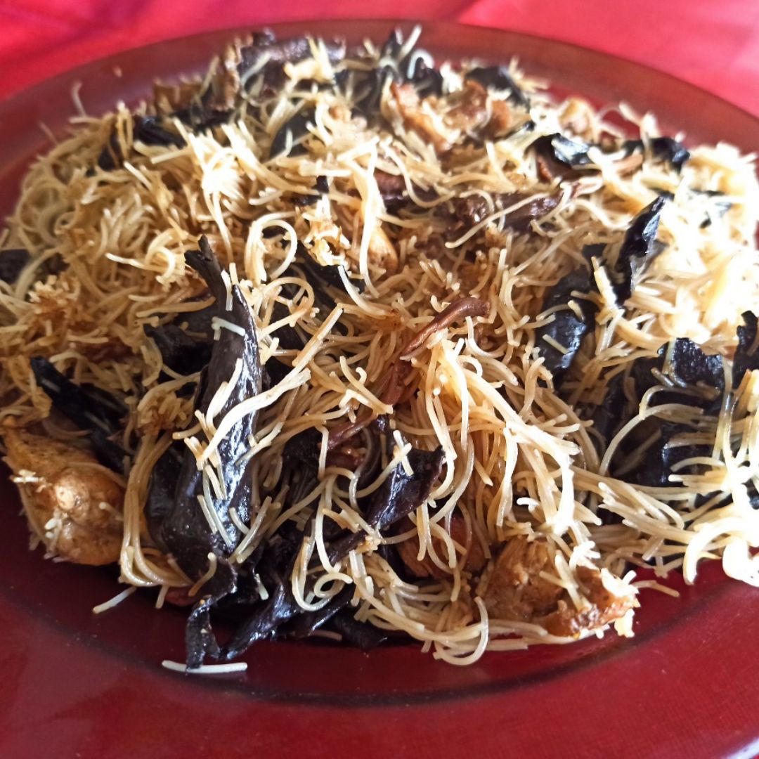Fideos de arroz con setas, salsa de soja,curry y pollo. Fideos de arroz con setas, salsa de soja,curry y pollo.