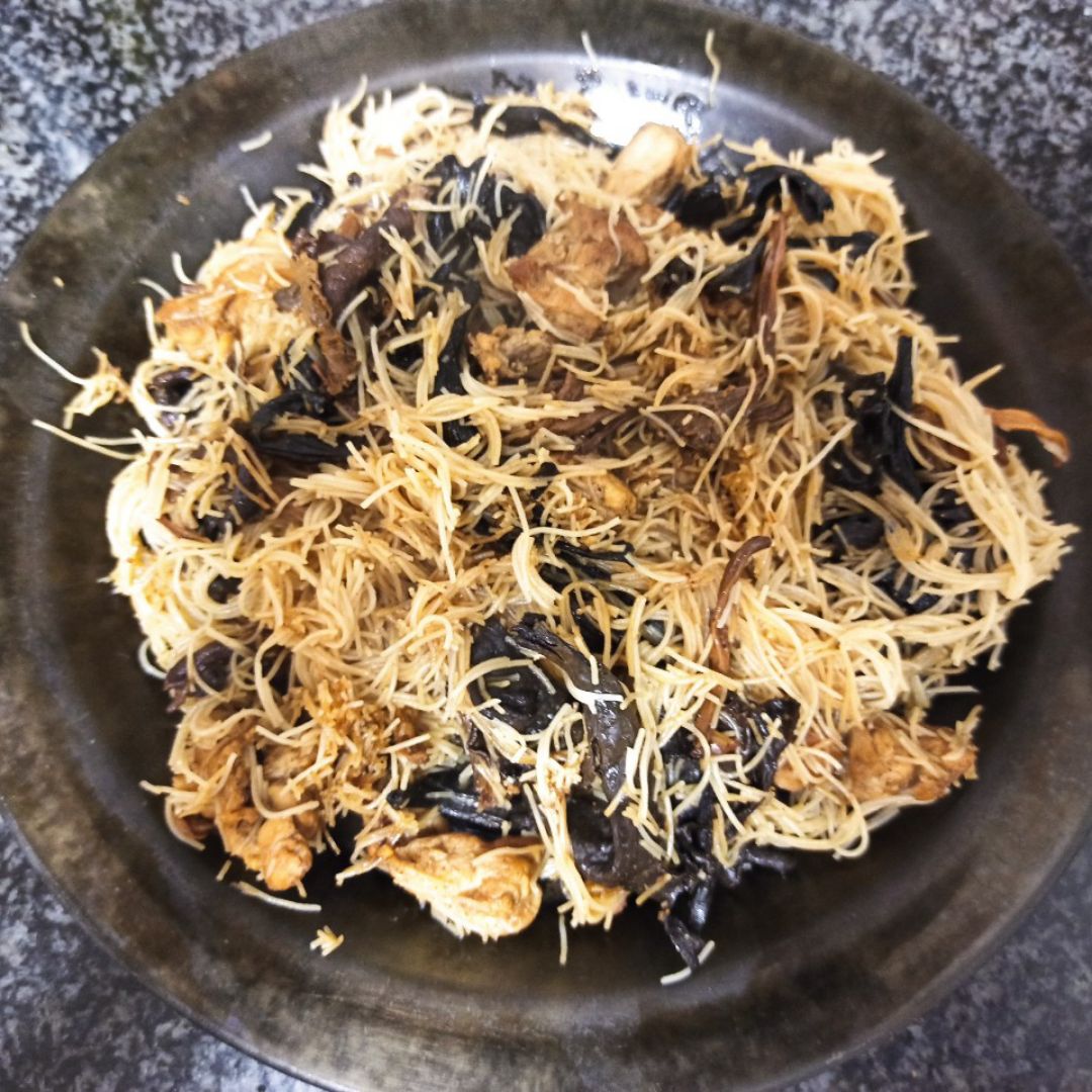 Fideos de arroz con setas, salsa de soja,curry y pollo. Paso 4 Fideos de arroz con setas, salsa de soja,curry y pollo. Paso 4