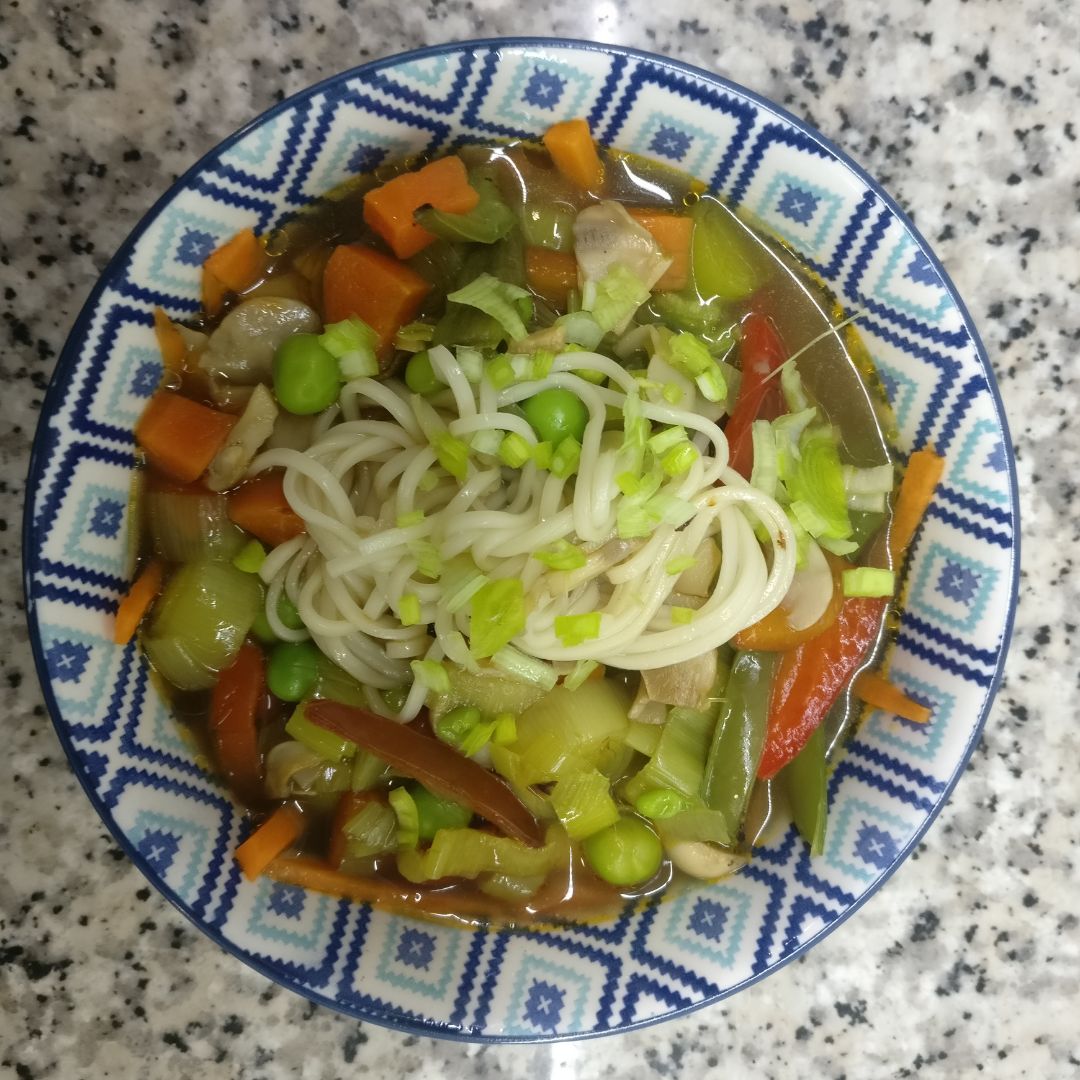 Sopa de verduras estilo Ramen Sopa de verduras estilo Ramen