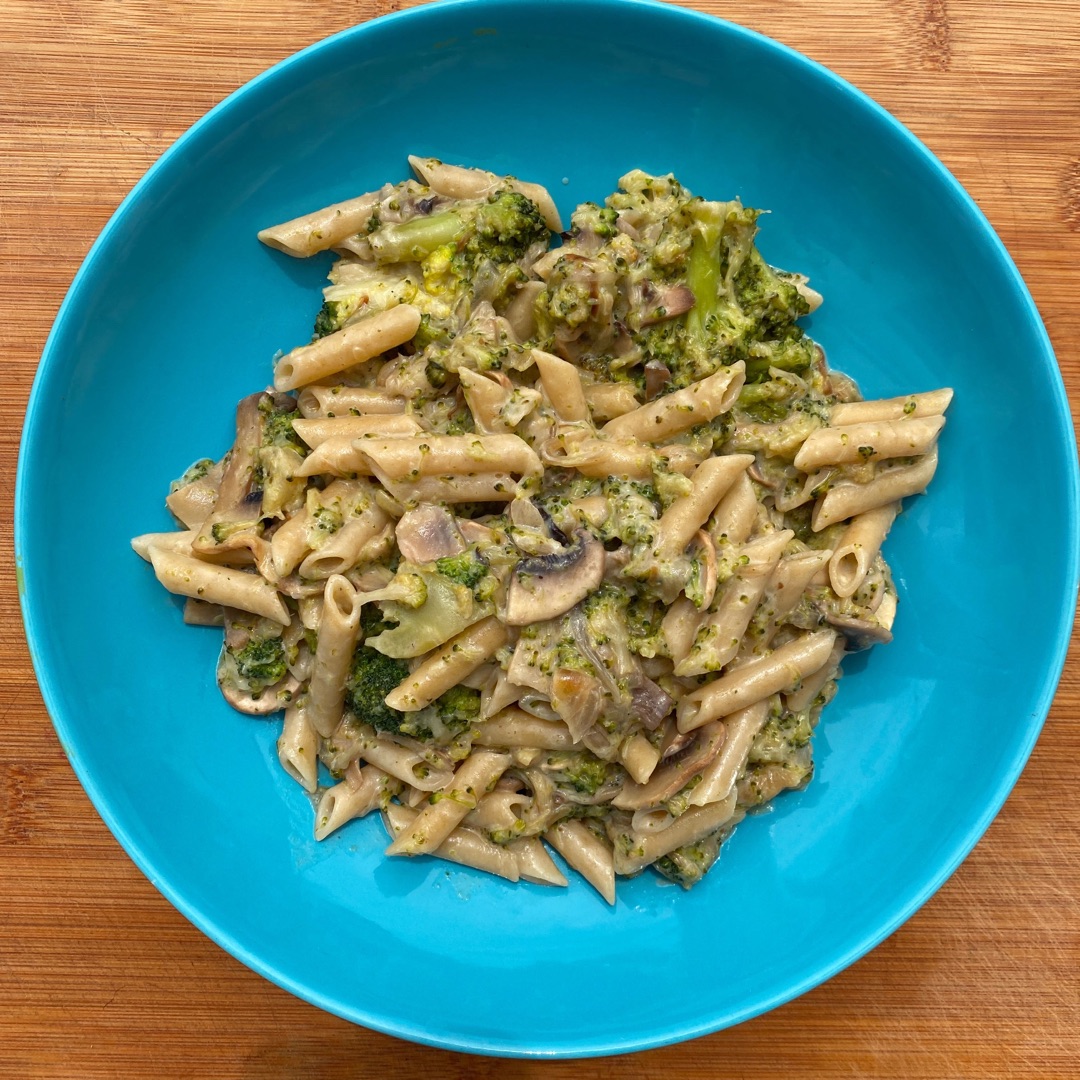 Pasta con brócoli, champiñones y leche de coco🥦🥥