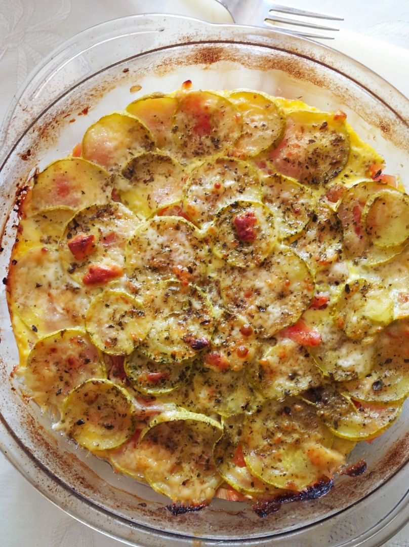 Pastel de calabacín, tomate y atún. Pastel de calabacín, tomate y atún.