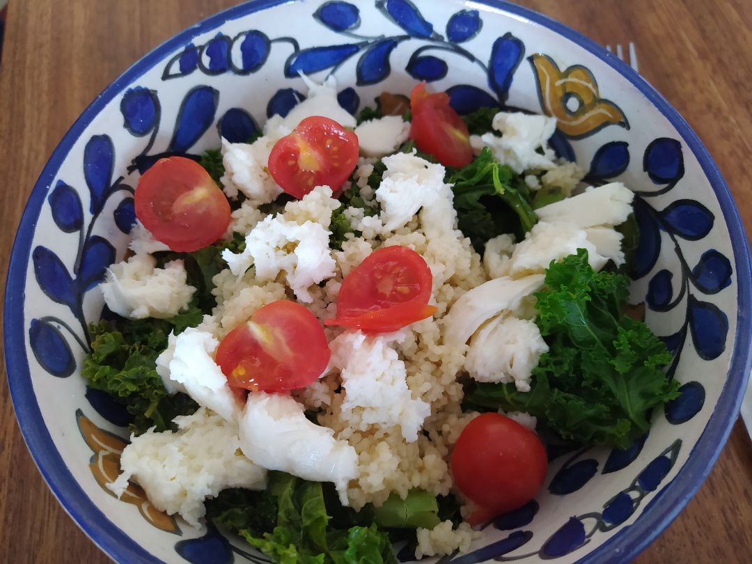Kale salteado con cuscús mozarella y cherrys Kale salteado con cuscús mozarella y cherrys