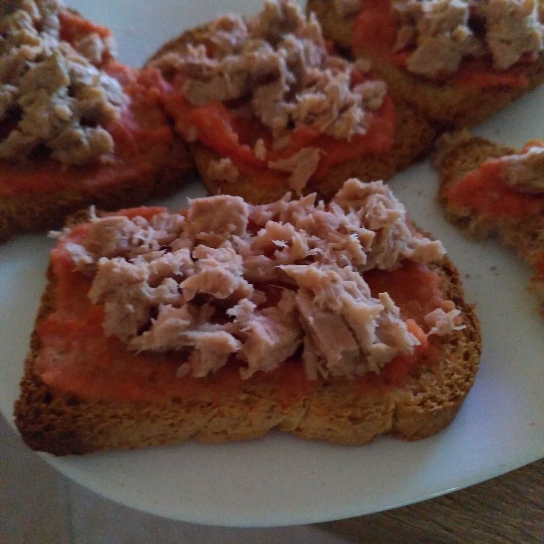 Tostadas con tomate y atún