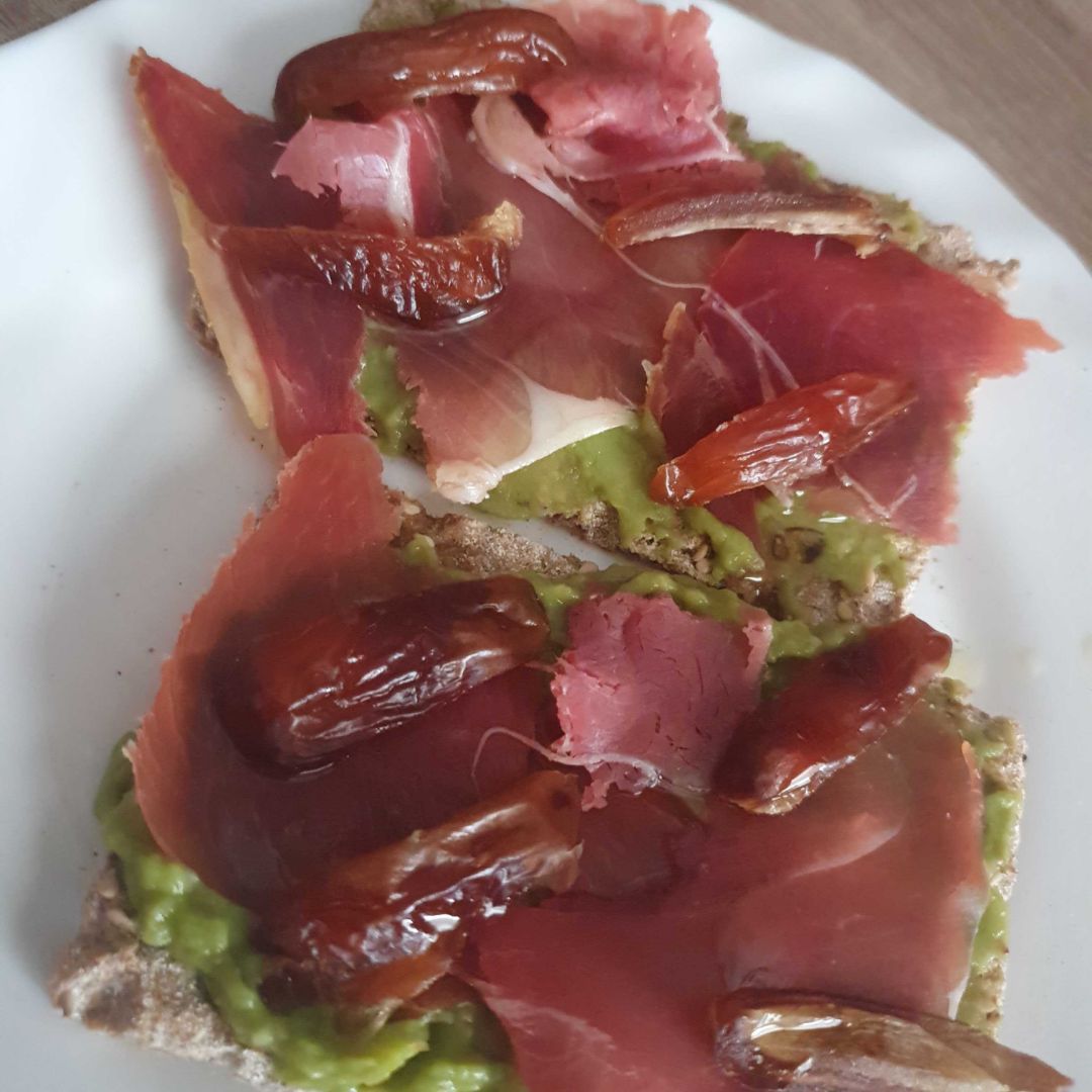 Tosta guacamole, jamón y dátiles Tosta guacamole, jamón y dátiles