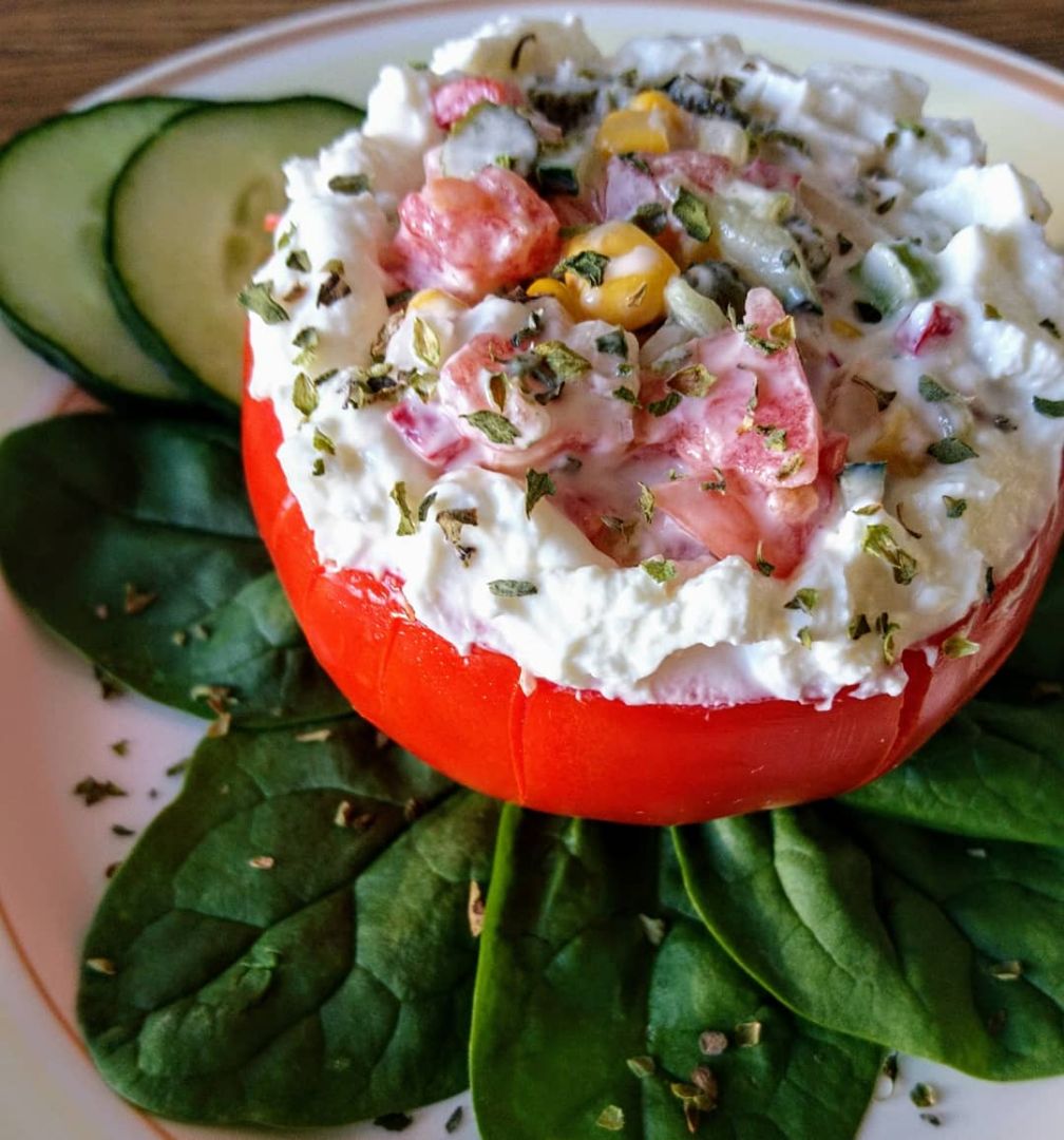 Tomate relleno de verduras y queso crema Tomate relleno de verduras y queso crema