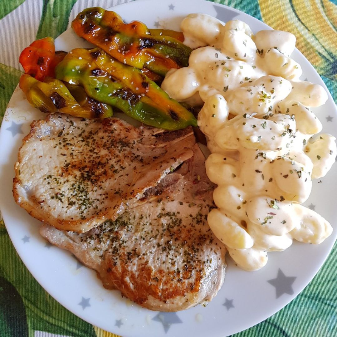 Plato combinado: chuletas, pimientos y gnoquis. Plato combinado: chuletas, pimientos y gnoquis.