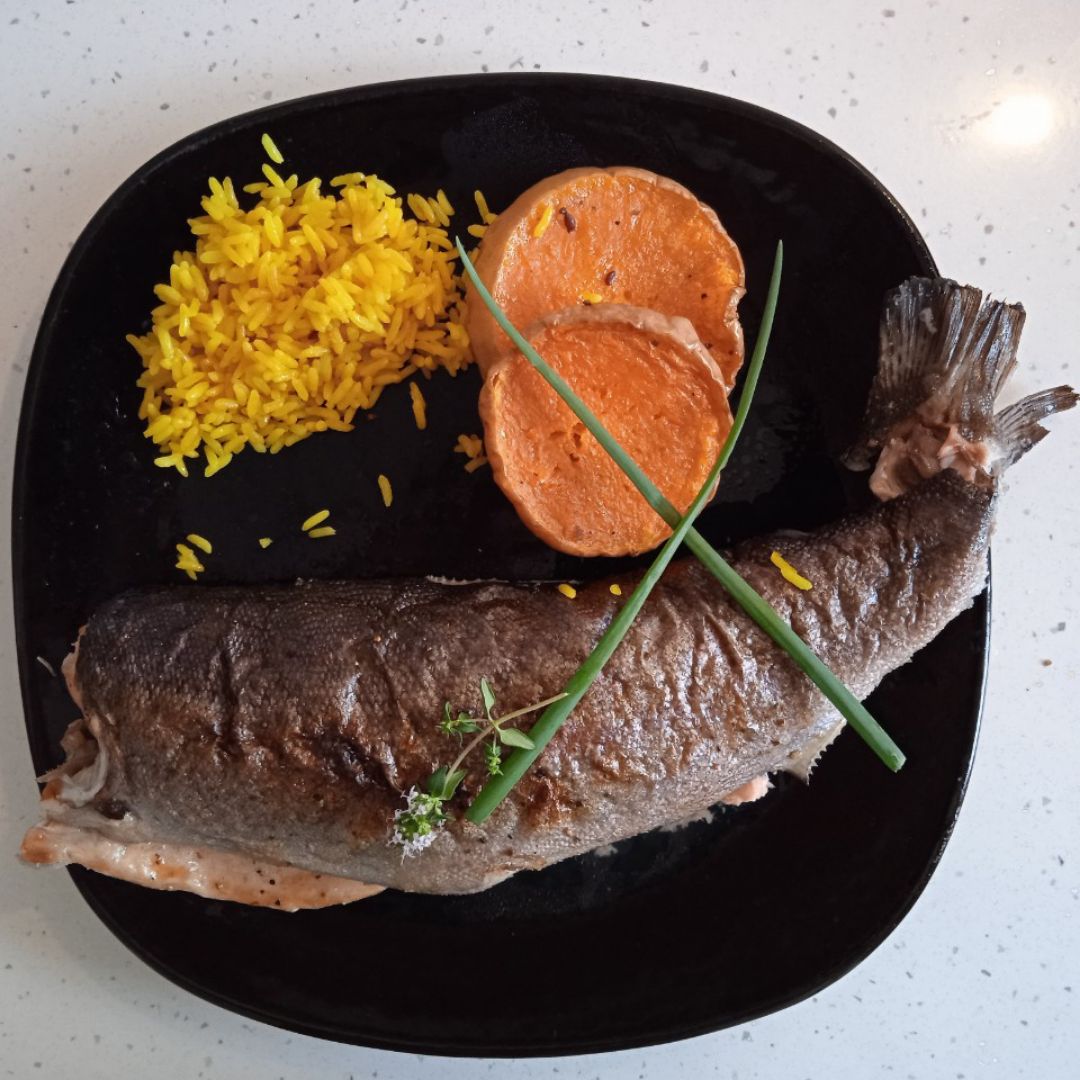 Trucha asalmonada con arroz amarillo y calabaza al horno Trucha asalmonada con arroz amarillo y calabaza al horno