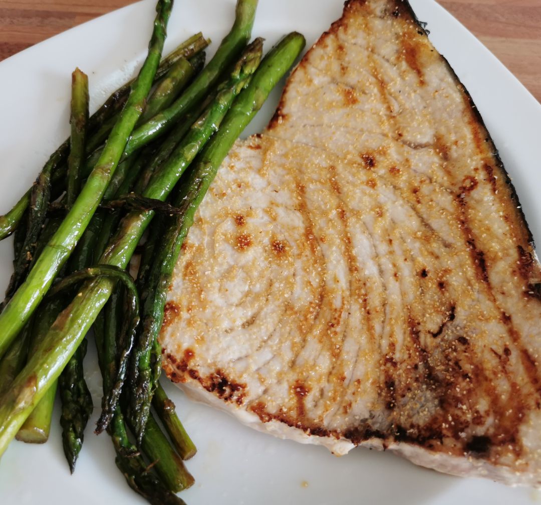 Emperador a la parrila con espárragos trigueros