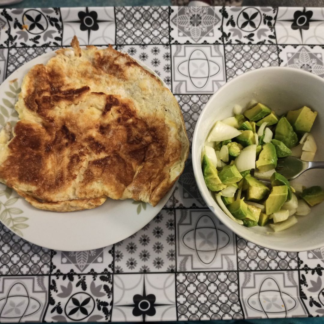 Tortilla francesa con aguacate aliñado