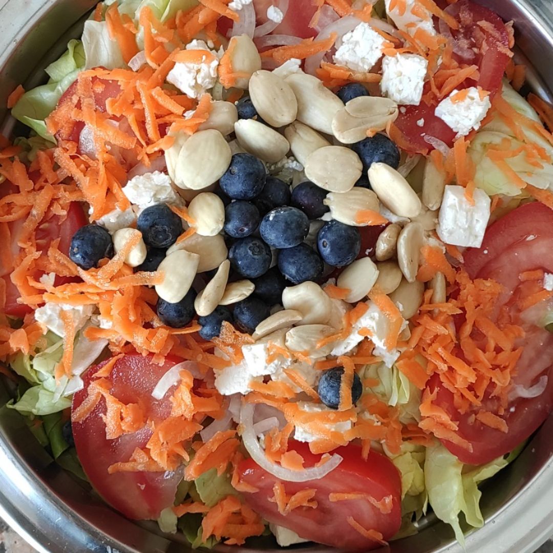 Ensalada con arándanos y queso feta Ensalada con arándanos y queso feta
