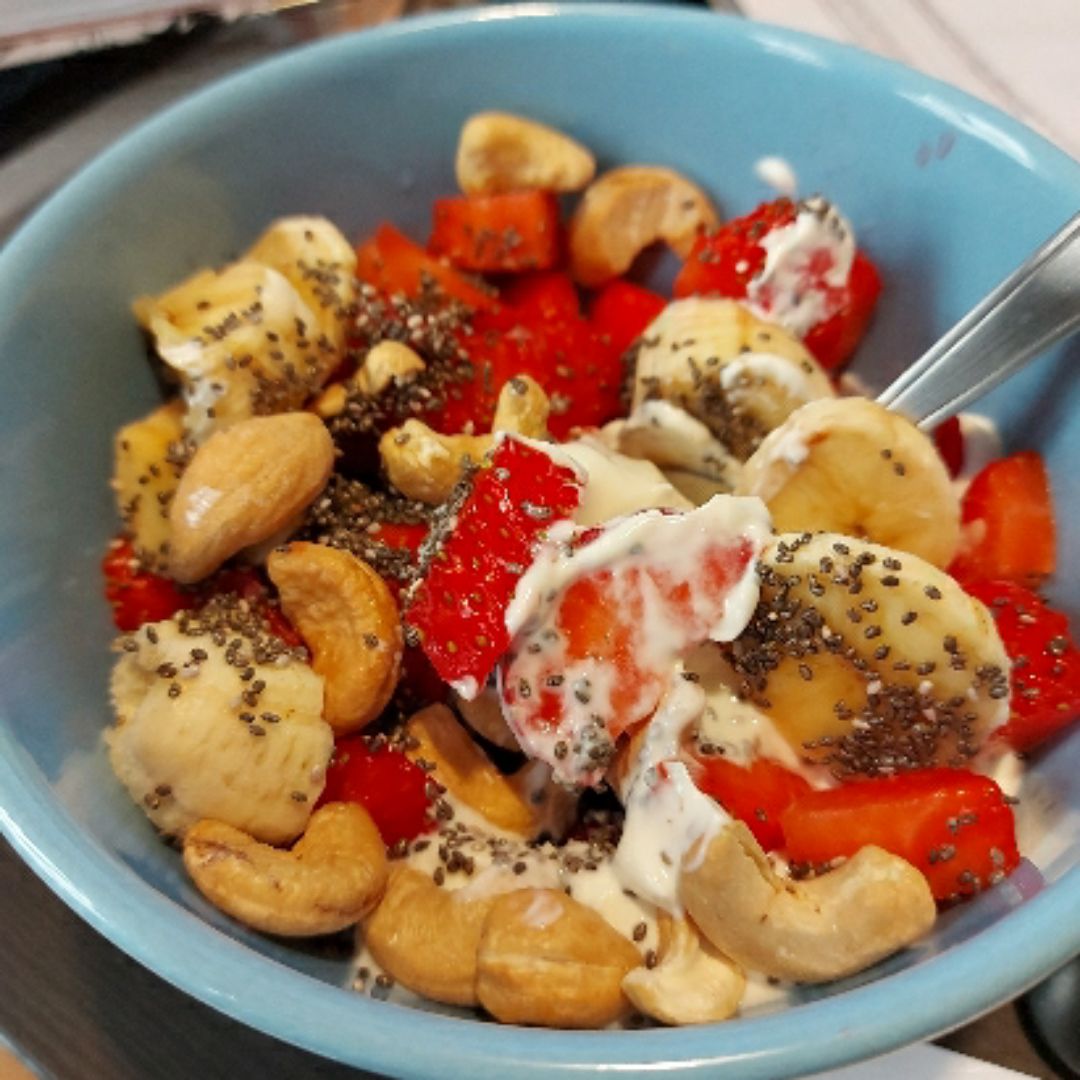 Yogur fresa platano anacardos y chia