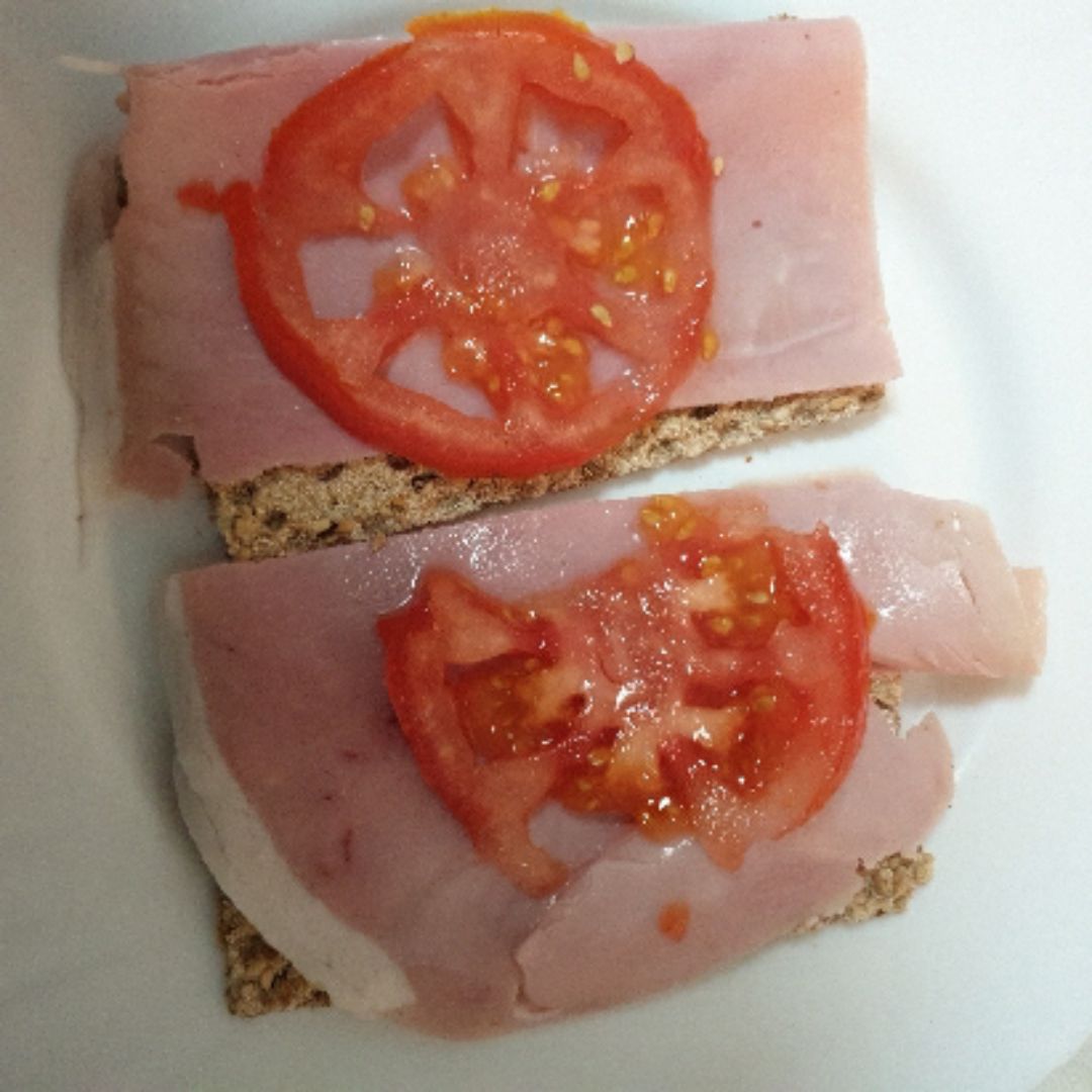 Tostas integrales con jamón cocido Tostas integrales con jamón cocido