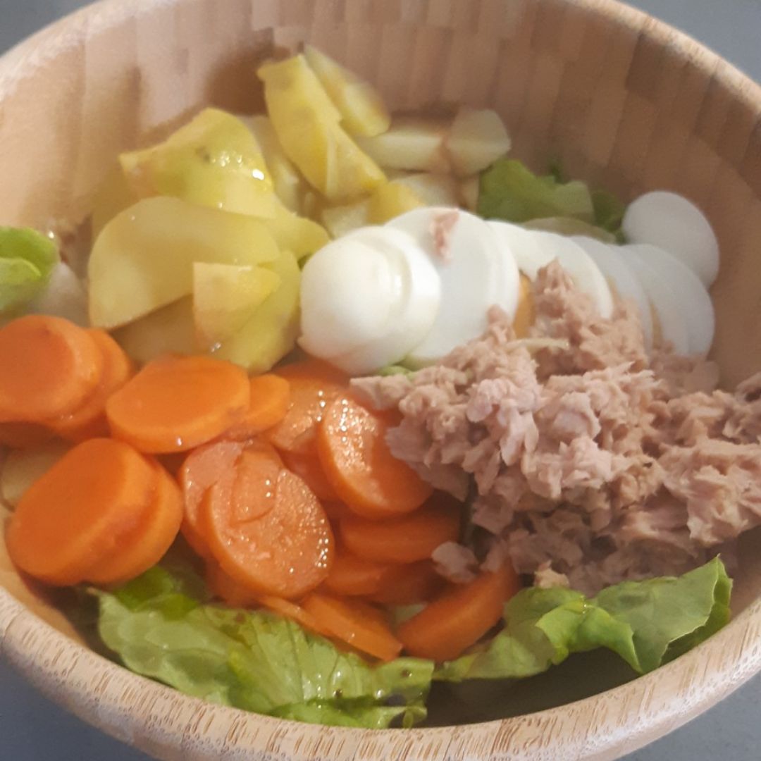 Ensalada de patata, atun y huevo