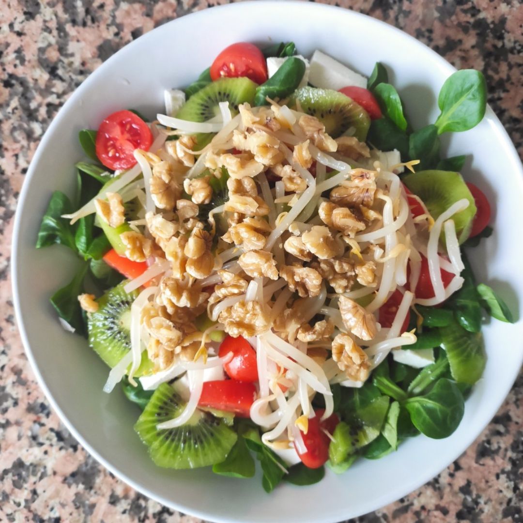 Ensalada de canónigos, queso feta y nueces Ensalada de canónigos, queso feta y nueces