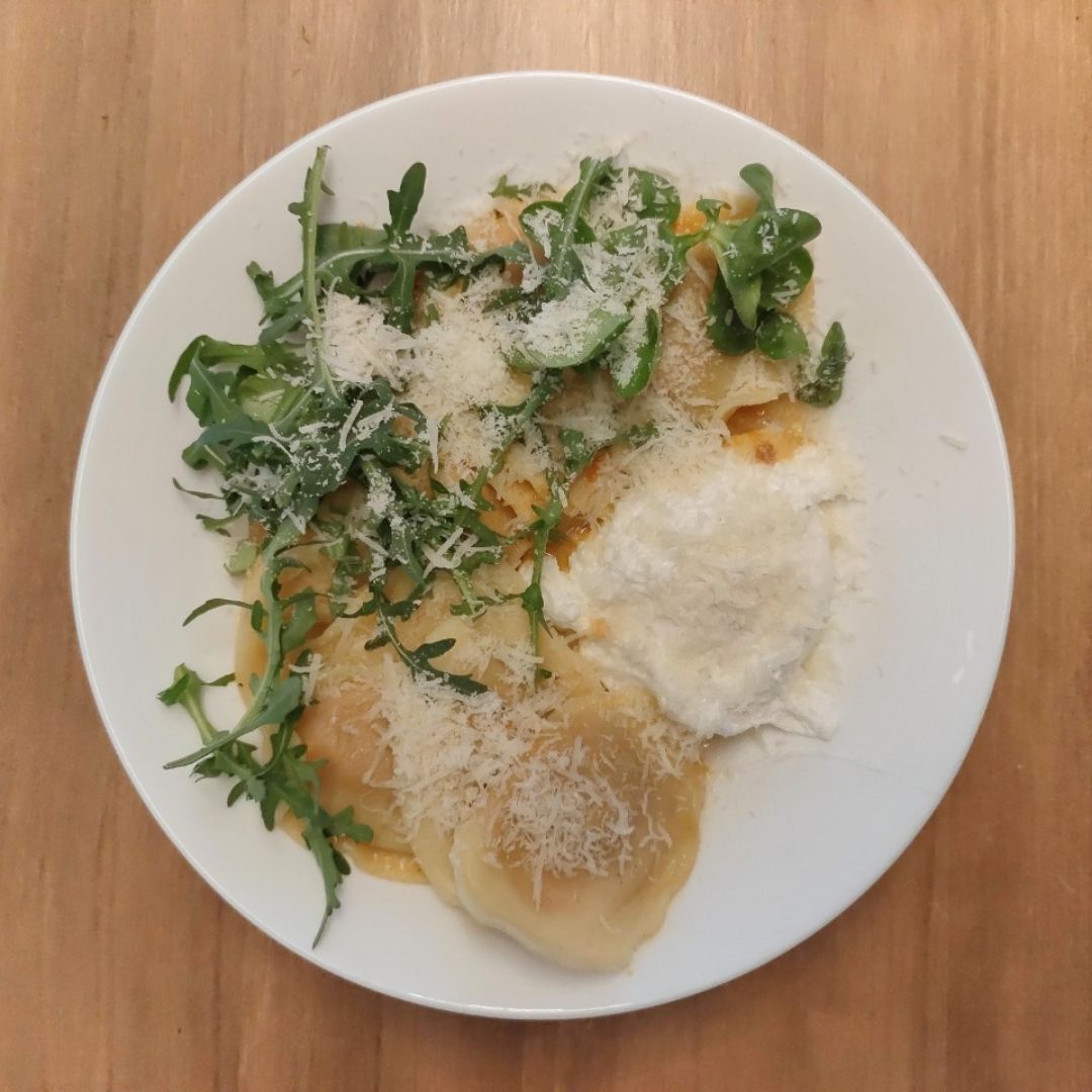 Tortellini con huevo y parmesano 