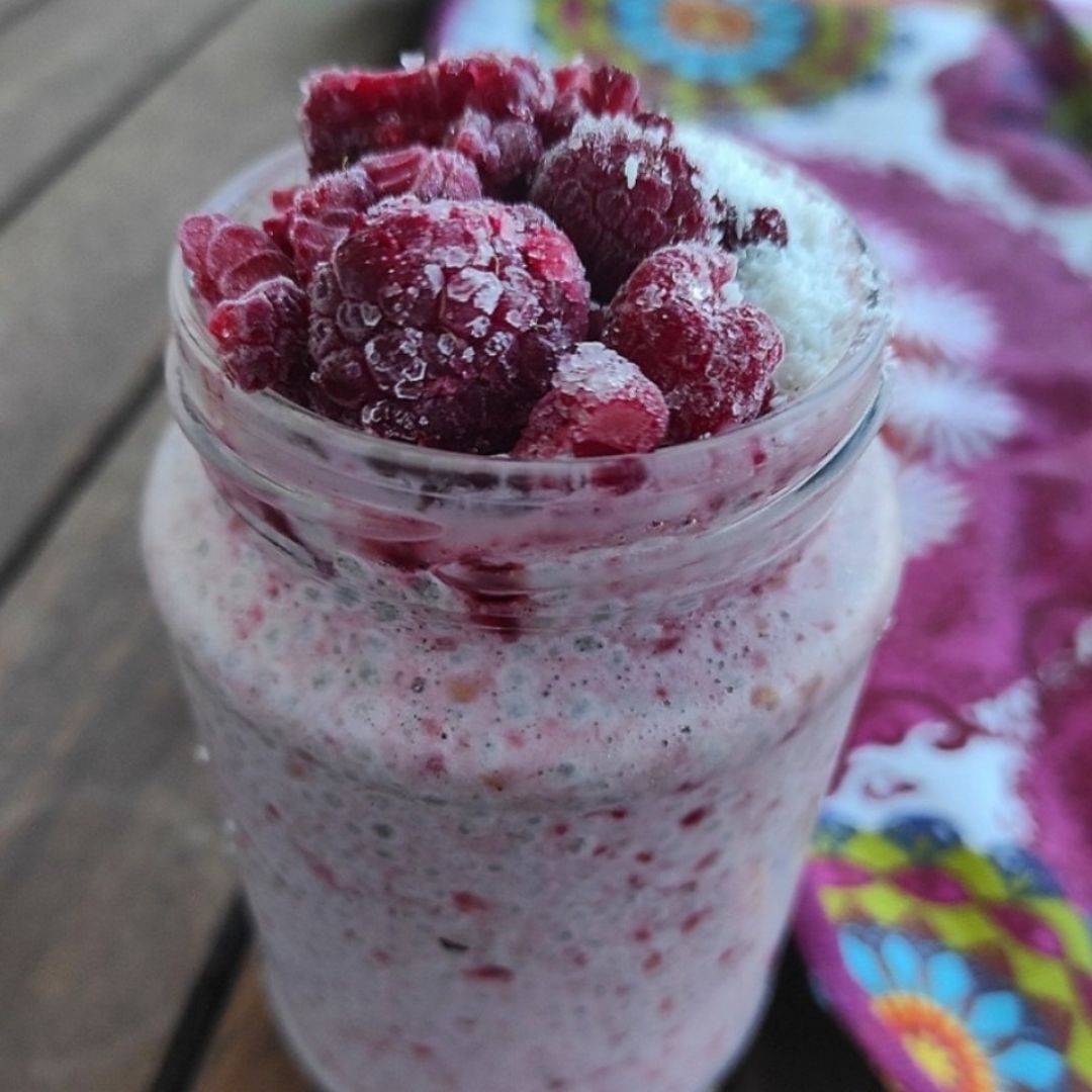 Pudding de chía y avena con frambuesas