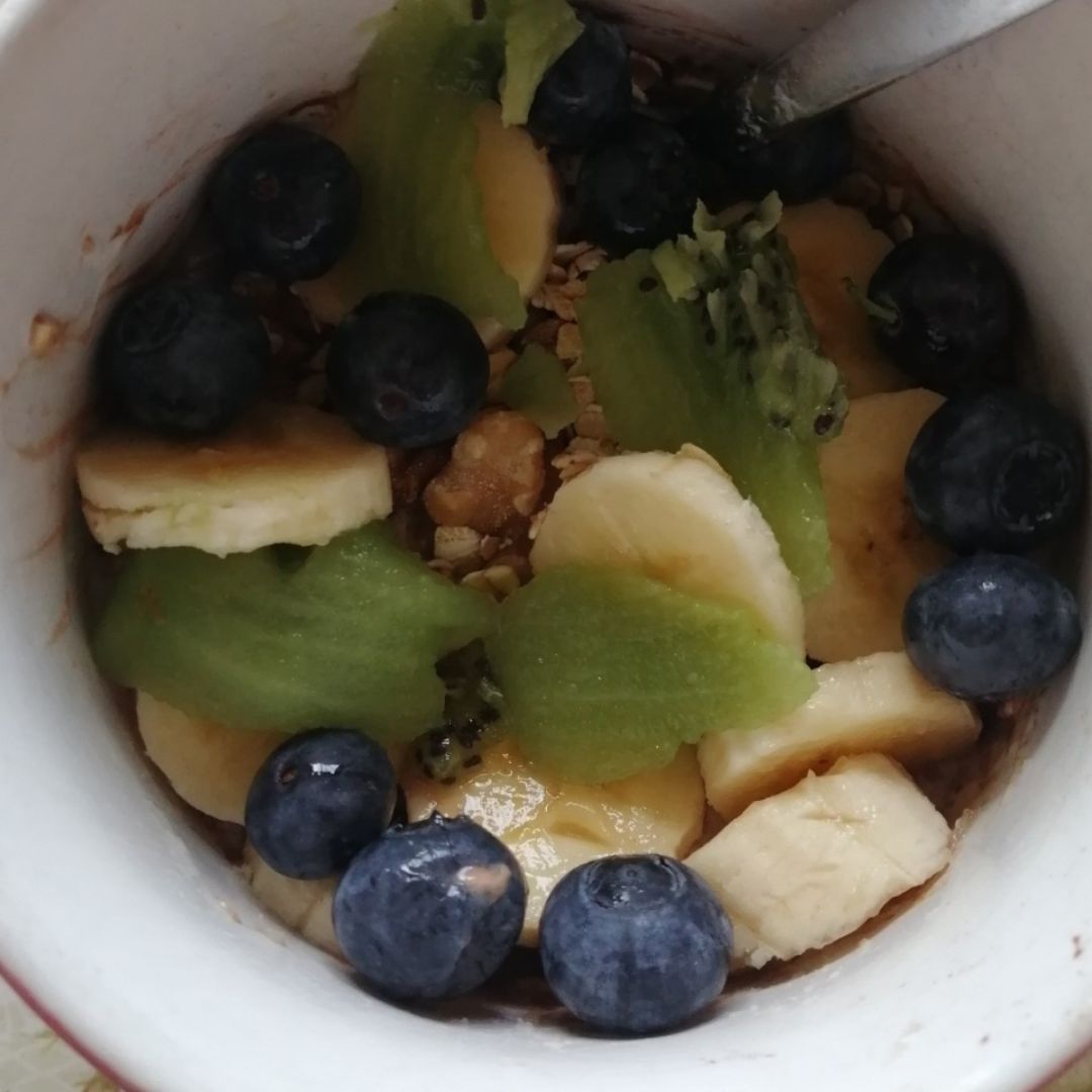 Yogur natural con plátano, nueces, avena, kiwi y arándanos 