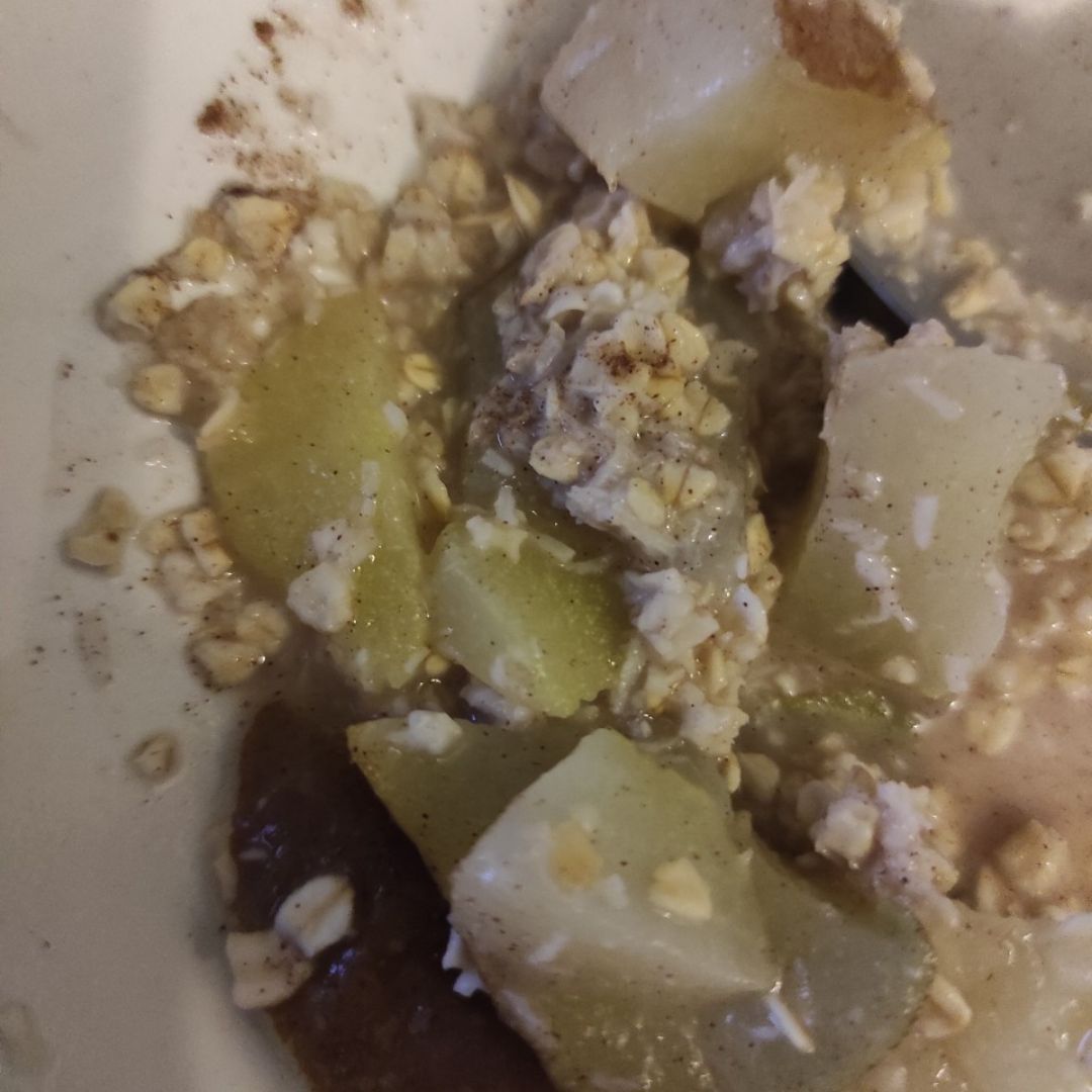 Gachas de avena con pera y bebida de coco