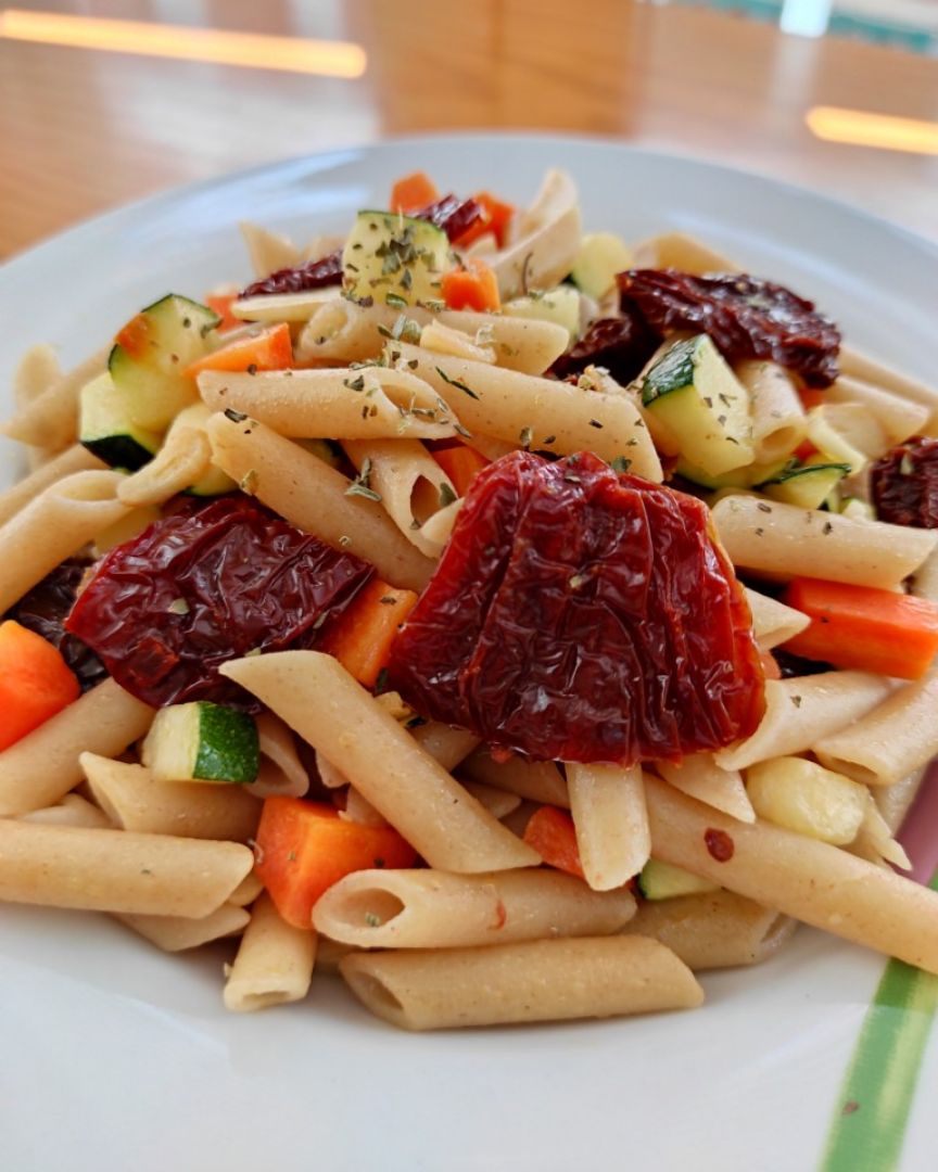 Macarrones al ajillo con tomate seco y verduritas 🍝 Macarrones al ajillo con tomate seco y verduritas 🍝
