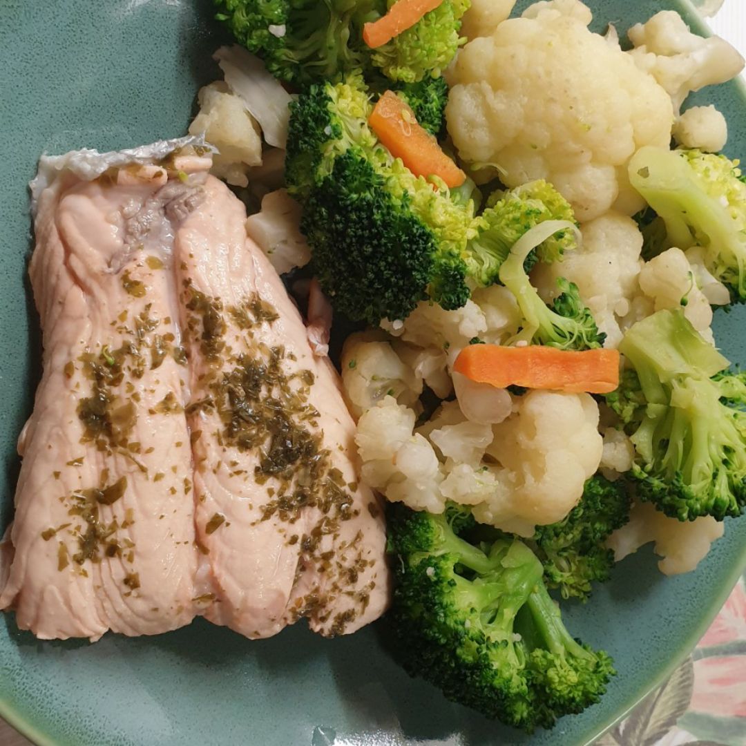 Hamburguesa de salmón, brócoli, coliflor y zanahoria Paso 0 Hamburguesa de salmón, brócoli, coliflor y zanahoria Paso 0