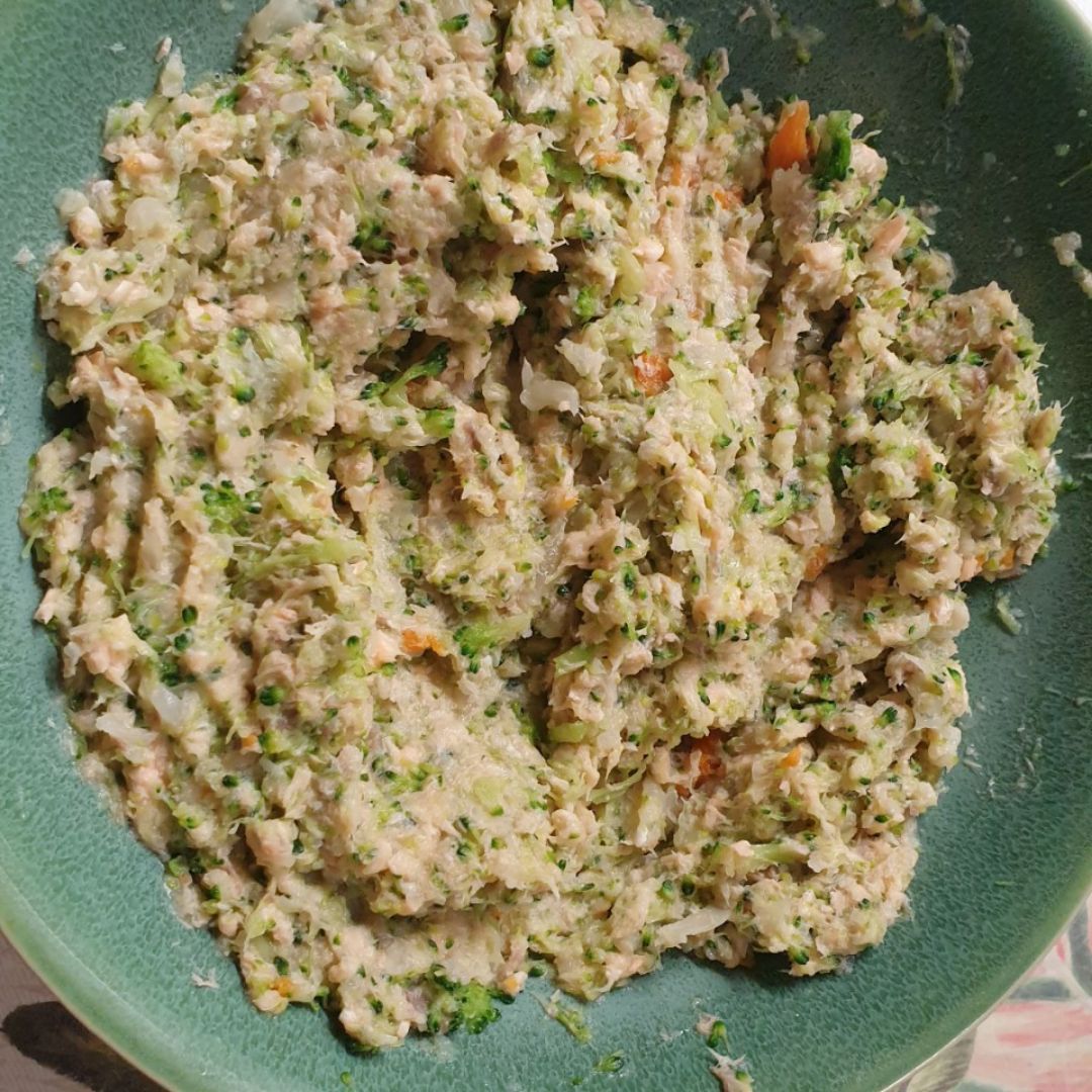 Hamburguesa de salmón, brócoli, coliflor y zanahoria Paso 1 Hamburguesa de salmón, brócoli, coliflor y zanahoria Paso 1